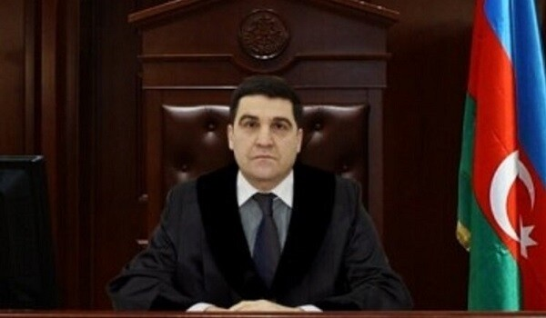 Məhkəmə sədrinin oğlu həyat yoldaşını bıçaqladı, özünü binadan atdı